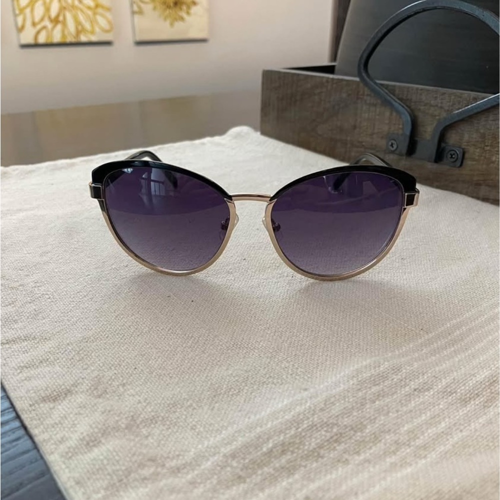 Low start Oscar De La Renta sunglasses with misc case